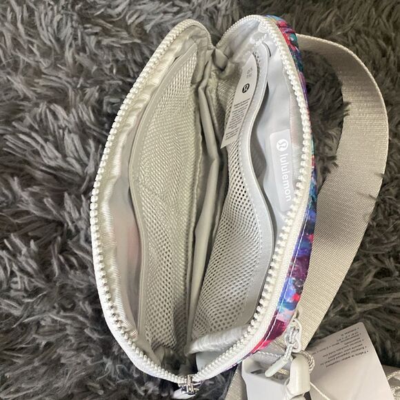 NWT! Lululemon Everywhere Belt Bag 1L Colorful Abstract - Picture 7 of 7